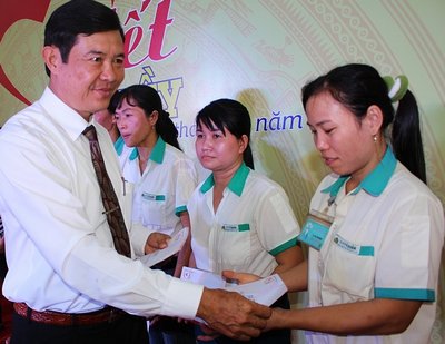 Ông Huỳnh Bá Long- Tỉnh ủy viên, Chủ tịch Liên đoàn Lao động tỉnh trao quà tết cho công nhân Tỷ Xuân trong chương trình “Vui tết sum vầy 2016”.
