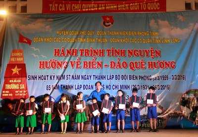 Bí thư đoàn khối các cơ quan tỉnh Vĩnh Long Lưu Minh Tiến trao học bổng cho các em học sinh.