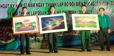 Bí thư đoàn khối các cơ quan tỉnh Vĩnh Long Lưu Minh Tiến trao tặng 3 bức ảnh cho các đơn vị.