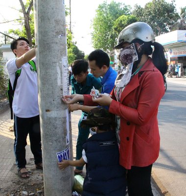 Bạn trẻ tham gia thực hiện công trình văn minh đô thị trên tuyến đường Trần Phú