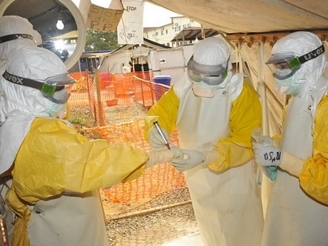 Nhân viên y tế điều trị cho bệnh nhân Ebola tại bệnh viện Donka ở Conakry, Guinea. (Nguồn: AFP/TTXVN)