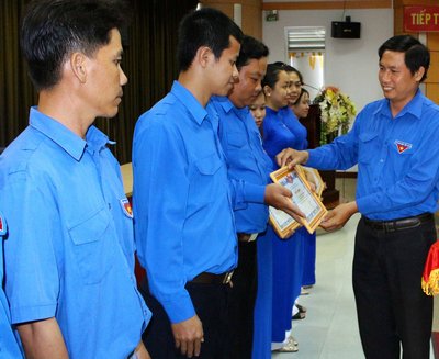  Bí thư Đoàn khối doanh nghiệp- Kim Ngọc Thân trao giấy khen cho các cá nhân