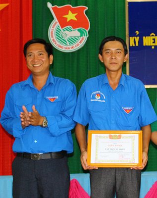 Với nhiệt huyết thanh niên, anh Trần Thanh Tùng (phải) dẫn dắt phong trào chi đoàn vững mạnh. 