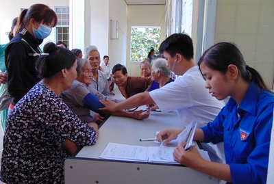 Cùng nhau khám chữa bệnh cho người dân tại xã Ngãi Hùng.