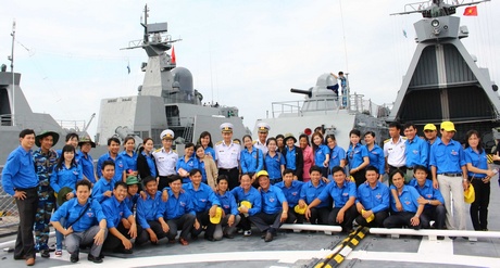 Tuổi trẻ giao lưu và chụp hình lưu niệm với các chiến sĩ trên tàu Lý Thái Tổ- Vùng 4 Hải quân.