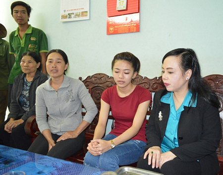 Bộ trưởng Nguyễn Thị Kim Tiến vào Đắk Lắk động viện, thăm hỏi gia đình bé Hà Vi