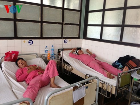 Hai công nhân Trần Văn Hùng và Châu Ngọc hạnh đang được theo dõi tại Bệnh viện đa khoa Sài Gòn.