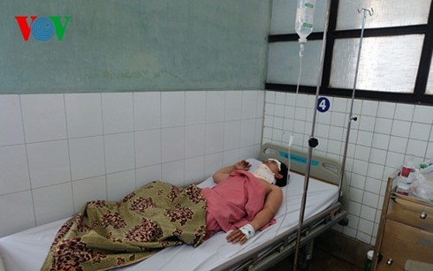 Nạn nhân Lê Minh Tiến đang được điều trị tại Bệnh viện.