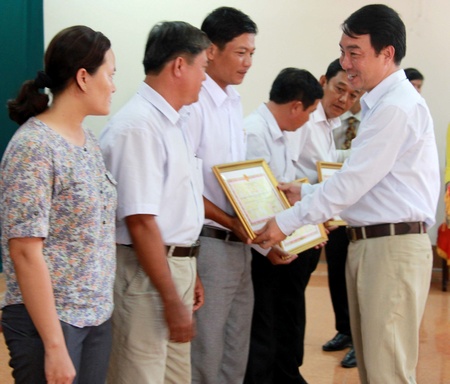 Phó Chủ tịch UBND tỉnh- Lữ Quang Ngời trao bằng khen của UBND tỉnh cho các tập thể, cá nhân 