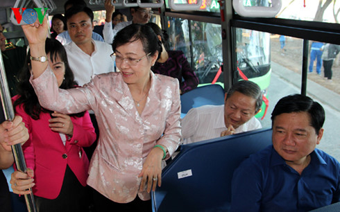 Bí thư Thành ủy Đinh La Thăng và Chủ tịch HĐND Nguyễn Thị Quyết Tâm đi xe buýt.