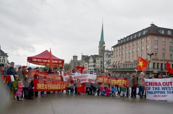 Đoàn biểu tình của Hội hữu nghị Thụy Sĩ-Việt Nam và Cộng đồng người Việt Nam tại Thụy Sĩ tập trung trong khu trung tâm Zurich. (Ảnh: Hoàng Hoa​/Vietnam+)