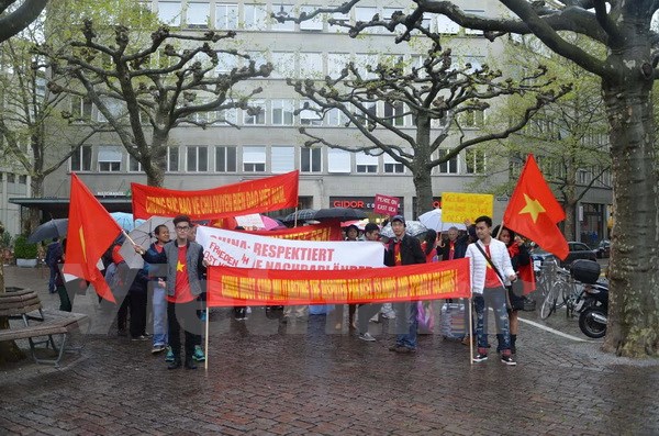 Đoàn biểu tình của Hội hữu nghị Thụy Sĩ-Việt Nam và Cộng đồng người Việt Nam tại Thụy Sĩ tập trung trong khu trung tâm Zurich. (Ảnh: Hoàng Hoa​/Vietnam+)