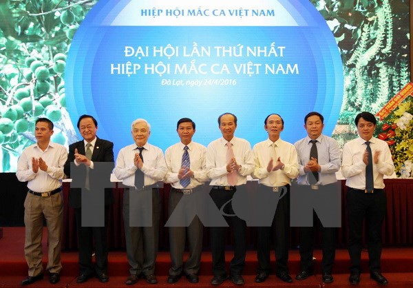 Tám trong số 13 thành viên Ban chấp hành Hiệp hội Mắcca Việt Nam ra mắt tại đại hội. (Ảnh: Phạm Kha/TTXVN)
