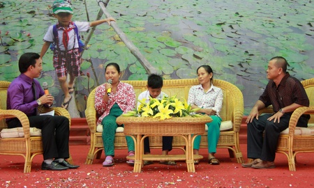 Chị Thạch Thị Loan (thứ 2 từ trái qua) chia sẻ những khó khăn và niềm vui trong chương trình.