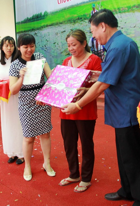 Niềm vui của người nông dân khi được Bí thư Tỉnh ủy- Trần Văn Rón trao đồng vốn phát triển kinh tế gia đình.
