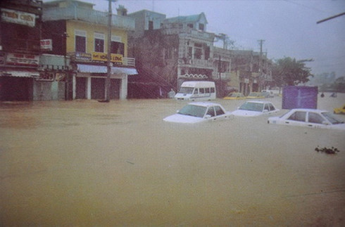 Trận lũ lụt năm 1999 ở miền Trung khiến hơn 500 người chết, thiệt hại tài sản khoảng 3.800 tỷ đồng.