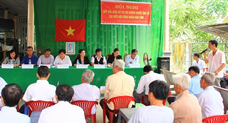 Cử tri xã Tân Lược đóng góp ý kiến tại buổi tiếp xúc cử tri của các ứng cử viên HĐND tỉnh. 