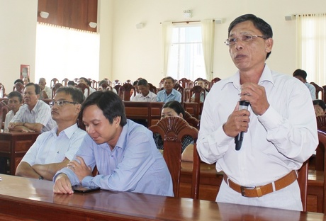 Cử tri huyện Long Hồ gửi gắm kiến nghị đến các ứng cử viên đại biểu Quốc hội khóa XIV.