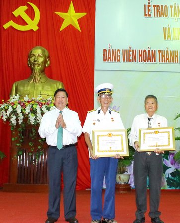 Bí thư Tỉnh ủy- Trần Văn Rón trao huy hiệu Đảng cho các đồng chí cao niên tuổi Đảng.