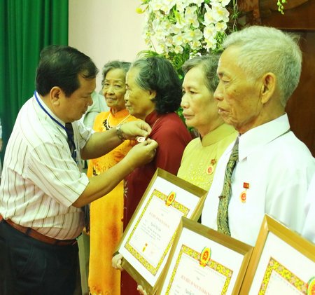  Chủ tịch UBND tỉnh- Nguyễn Văn Quang trao huy hiệu Đảng cho các đồng chí cao niên tuổi Đảng. 