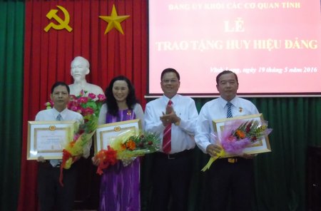 Đồng chí Lưu Thành Công- Bí thư Đảng ủy khối Các cơ quan tỉnh trao Huy hiệu Đảng 30 năm cho các đảng viên.