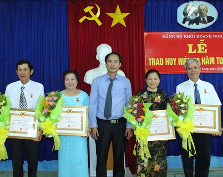 Bí thư Đảng ủy khối Doanh nghiệp- Trần Xuân Thiện trao huy hiệu Đảng cho đảng viên