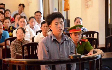 Bị cáo Nguyễn Ngọc Nguyên trả lời thẩm vấn trước HĐXX (Ảnh: NLĐ)