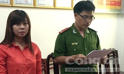Trinh sát đọc quyết định khởi tố Hồ Thị Anh Thư. Ảnh: Đăng Khoa