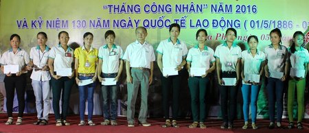 Ông Trần Kiều Cang- Tổng Giám đốc Công ty TNHH Tỷ Xuân khen thưởng chuyên cần cho công nhân lao động.