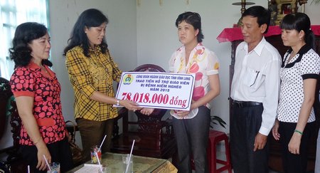 Cô Bạch Vân (thứ 2, bên trái) cùng Công đoàn ngành hỗ trợ trên 70 triệu đồng cho cô Nguyễn Thị Ngọc Bích- giáo viên Trường Mầm non Măng Non (Tam Bình) bị u mạch thành họng phải điều trị dài hạn.