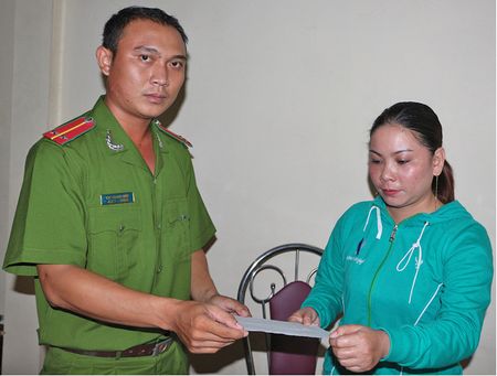  Nguyễn Thị Hoa nhận quyết định xử phạt vi phạm hành chính.