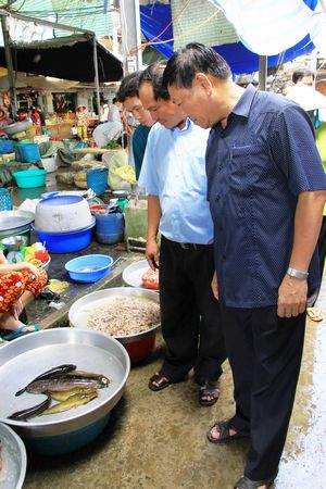 Bí thư Tỉnh ủy- Trần Văn Rón đi khảo sát thực tế các mô hình làm ăn có hiệu quả.