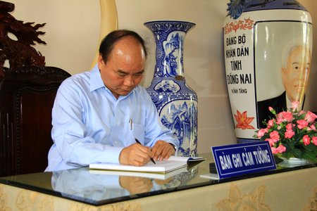 Thủ tướng ghi vào lưu niệm tại Khu tưởng niệm cố Chủ tịch HĐBT Phạm Hùng