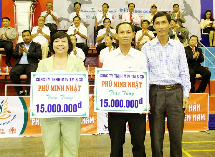Ông Phan Minh Quý- Giám đốc Công ty TNHH TMXD Phú Minh Nhật trao 40 suất học bổng và 2.000 quyền tập cho học sinh nghèo hiếu học tại Trường cấp 2- 3 Trưng Vương (TP Vĩnh Long) và Trường THCS Long Phú (Tam Bình).