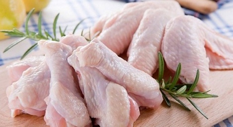 Đối với nhiều người, thịt gà là món dễ ăn, dễ chế biến. Nhưng thực tế, trên con gà có nhiều bộ phận không phải ai ăn cũng tốt, và khi kết hợp với thực phẩm khác sẽ gây hại cho sức khỏe. 