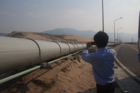 Đường ống xả thải nổi dẫn đến ống xả thải ngầm của Cty Formosa Hà Tĩnh. Ảnh: TRẦN TUẤN
