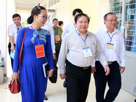 Thứ trưởng Bùi Văn Ga thăm Hội đồng thi Vĩnh Long- tỉnh lần đầu tiên tổ chức kỳ thi quốc gia.
