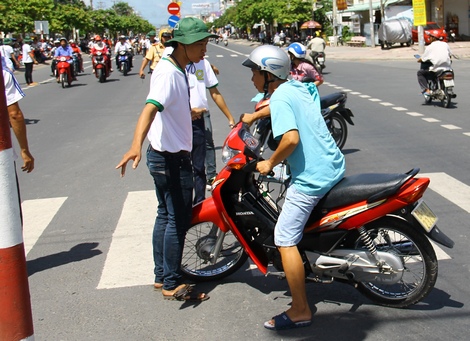 Các bạn tình nguyện phối hợp với cảnh sát giao thông phân làn tại đường Nguyễn Huệ, rất nhiều xe cộ vẫn láy thẳng vào những “áo trắng” này.