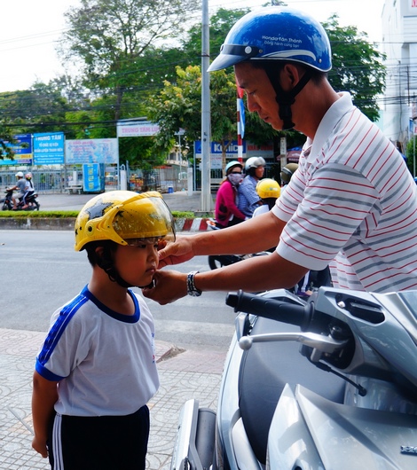 Hãy đội mũ bảo hiểm cho những bé từ 6 tuổi trở lên, đảm bảo an toàn cho bé khi tham gia giao thông.