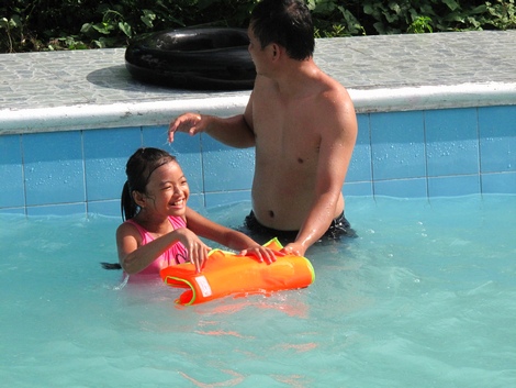 Ba mẹ cần tạo mọi điều kiện cho con được học bơi, học kỹ năng tồn tại dưới nước và kỹ năng cứu đuối.