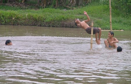 Trẻ sống vùng nông thôn nhiều sông rạch, ao hồ thường xảy ra đuối nước.