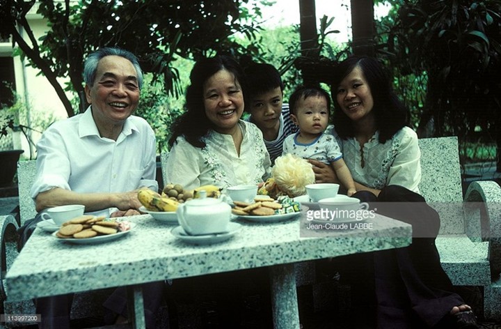 Đại tướng Võ Nguyên Giáp cùng vợ là phó giáo sư Đặng Bích Hà, bà Võ Hạnh Phúc - người con gái thứ hai của Đại tướng với phu nhân Đặng Bích Hà - và hai cháu trong vườn nhà ở Hà Nội năm 1983.
