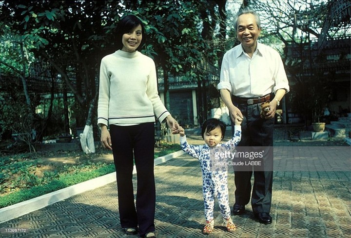 Đại tướng Võ Nguyên Giáp cùng mẹ con bà Võ Hòa Bình - người con gái đầu của Đại tướng với phu nhân Đặng Bích Hà.