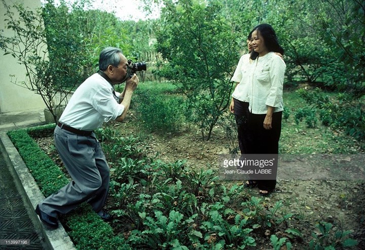 Đại tướng chụp ảnh cho phu nhân và con gái trong vườn nhà.