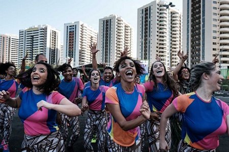Các vũ công reo hò tại buổi mở cửa chào đón các đoàn dự Olympic 2016 tại Làng Olympic. (Nguồn: AFP)