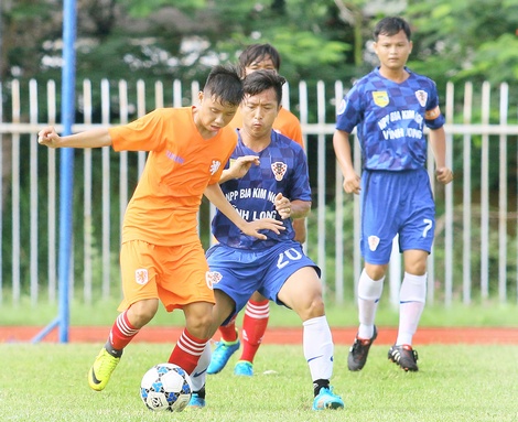 Pha tranh bóng giữa Tam Bình (trái) thắng Đại lý Bia Kim Ngọc 1-0.