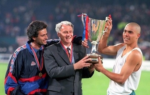 Jose Mourinho, Sir Bobby Robson và Ronaldo từng làm việc cùng nhau ở Barca