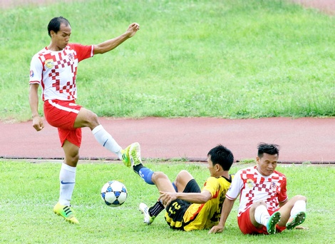 Pha tranh bóng giữa Đại lý Bia Kim Ngọc (áo trắng) thắng DNTN Trương Đan Huy Trà Ôn 7-1.