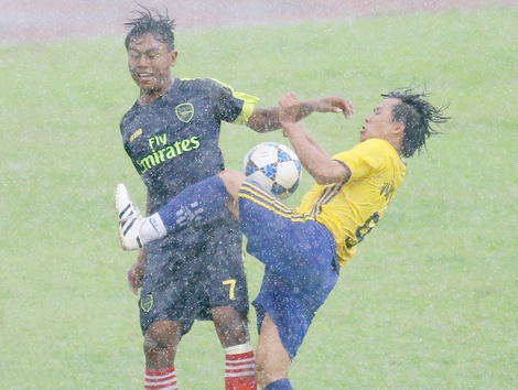 Pha tranh bóng giữa Vũng Liêm (áo vàng) thắng Tam Bình 3-0.