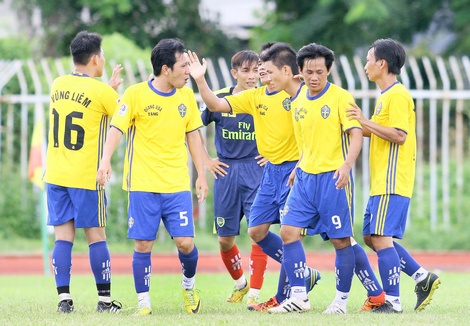 Niềm vui của đội Vũng Liêm (áo vàng) trong trận thắng Tam Bình 3-0. 